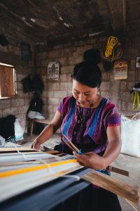 Culture artisanale amerique latine femme d'Amérique latine pratiquant un métier artisanal