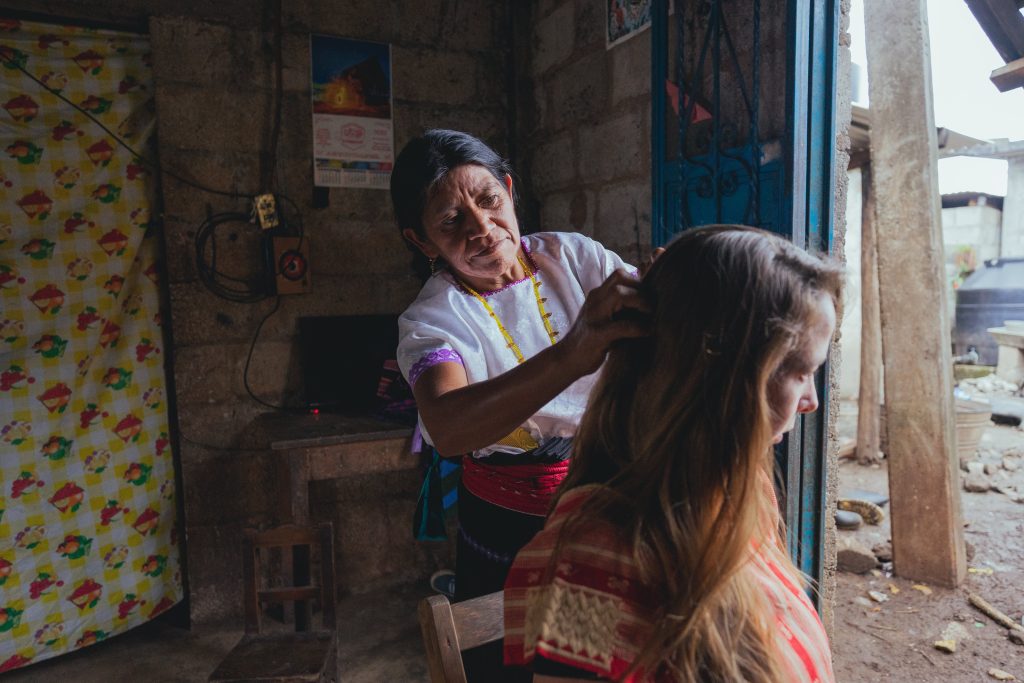 Personne se faisant coiffer en amérique latine Personne se faisant coiffer en amérique latine