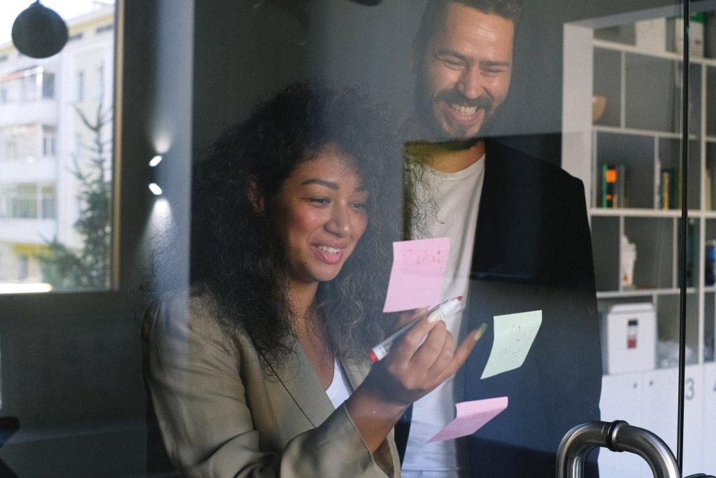 liens professionnels et personnels entre deux personnes 2 personnes collent des post-it