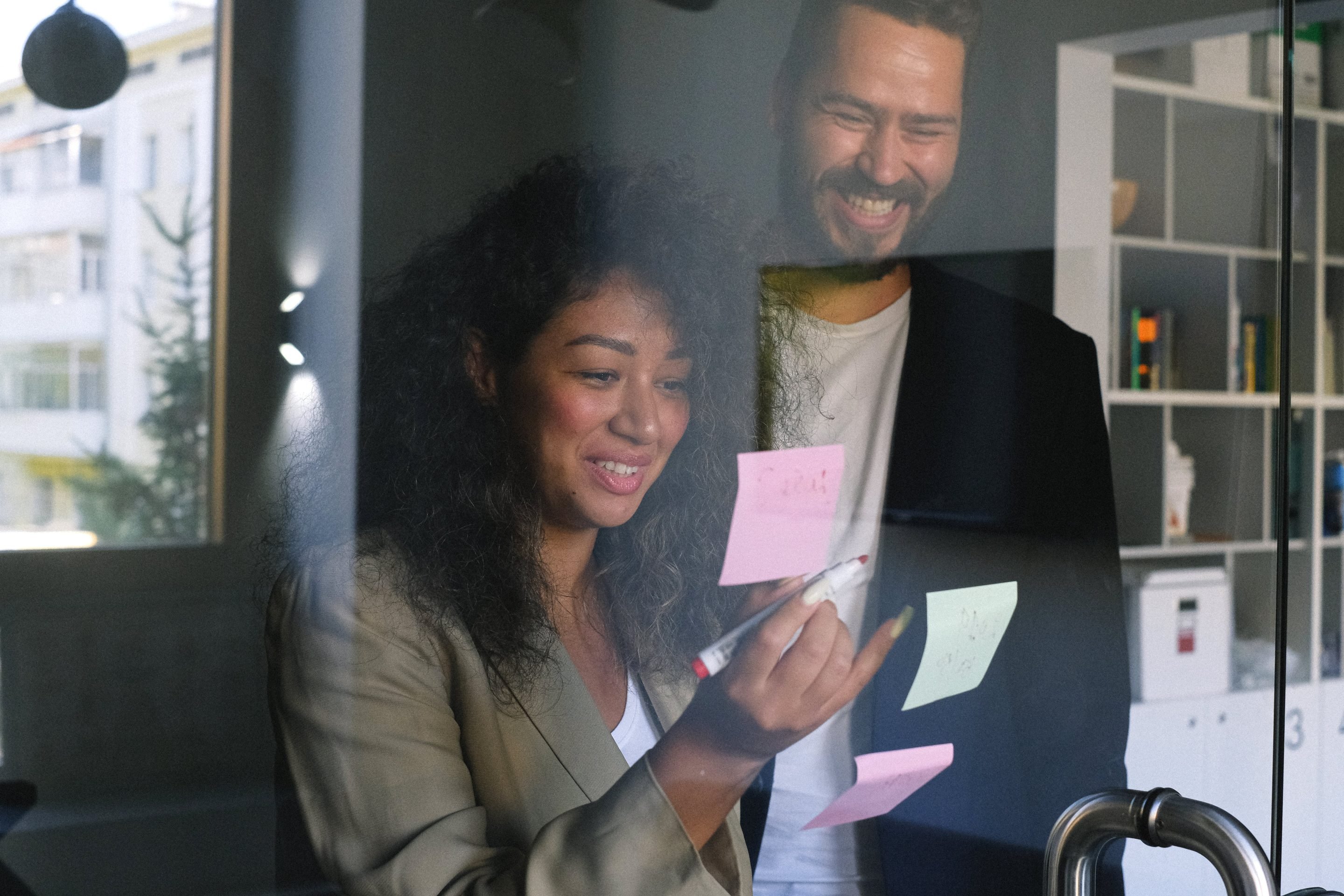 liens professionnels et personnels entre deux personnes 2 personnes collent des post-it