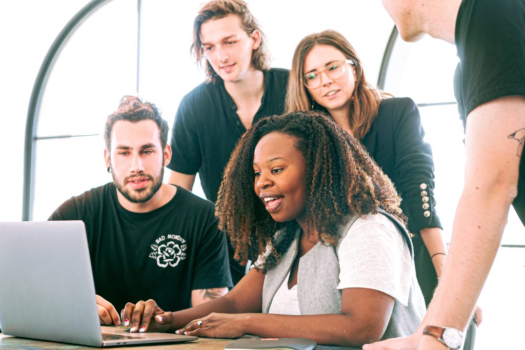 pexels-canva-studio-3153198 plusieurs employés de bureau regardant un ordinateur