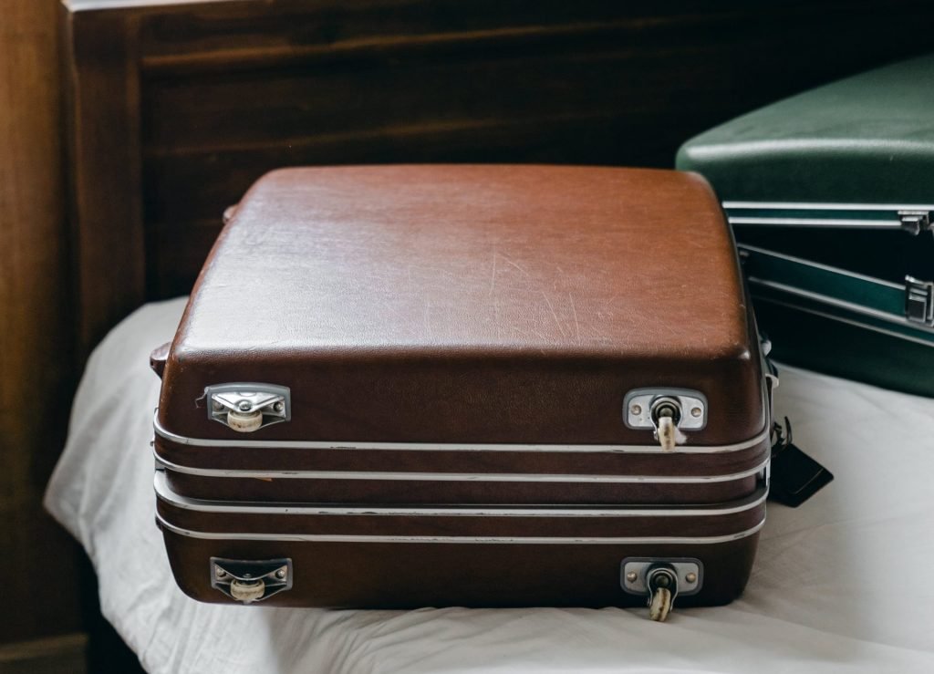valise-voyage valise de voyage sur un lit