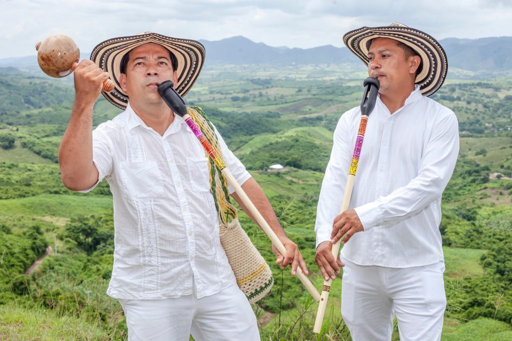 pexels-frank-meriño-9876472 latinos en costumes traditionnels à la montagne