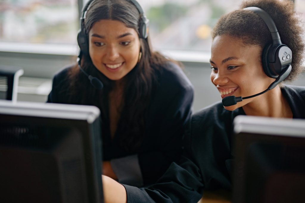 pexels-yan-krukau-8867376 deux femmes s'aident au travail
