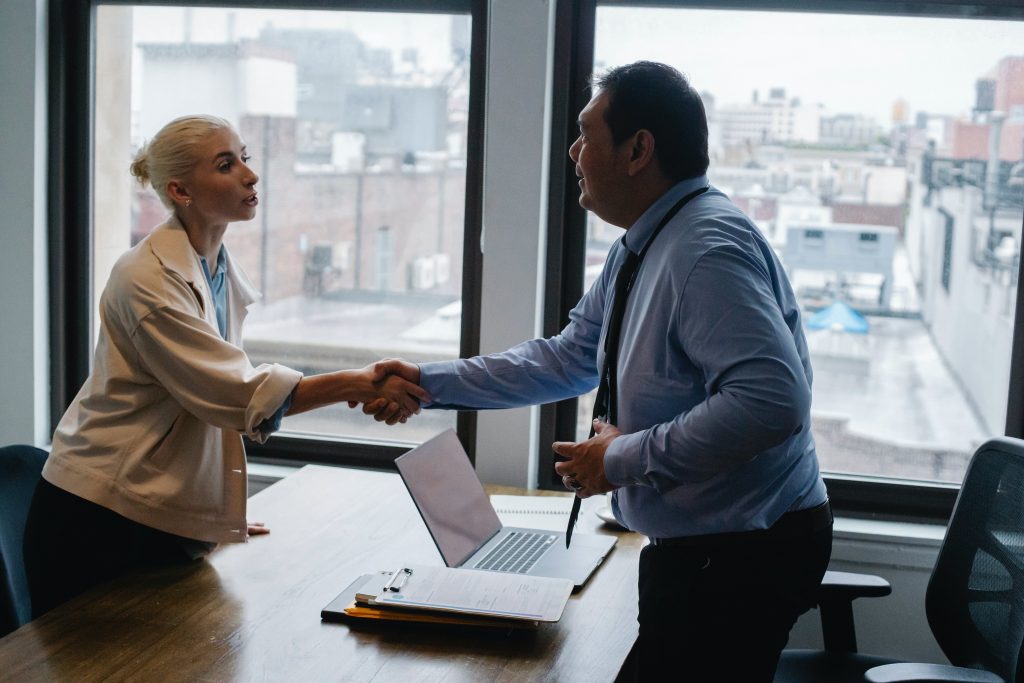 recruteurs d'hispanophones recruteur d'hispanophones serre la main à une candidate