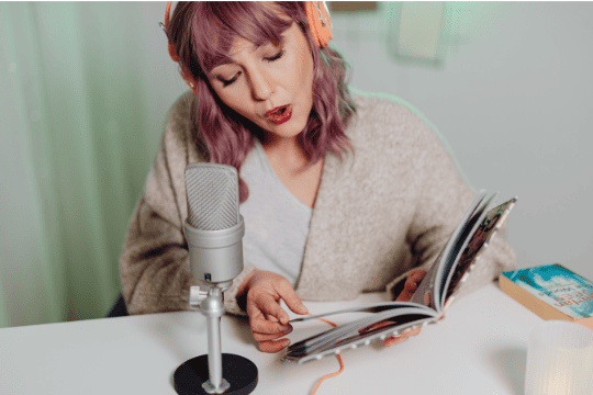 1er-conseil-ecouter-ecrire-et-chanter-des-chansons-espagnoles femme lit paroles de chansons espagnoles