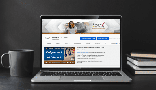 3e-conseil-regarder-des-videos-gratuites-de-lecon-despagnol ordinateur affichant des vidéos gratuites de leçon d'espagnol