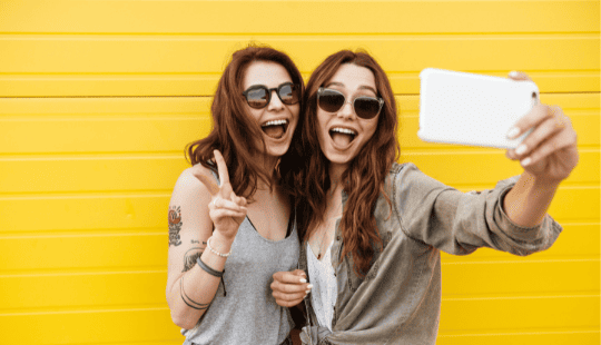 4e-conseil-se-filmer-en-parlant-espagnol 2 femmes se filment avec un téléphone
