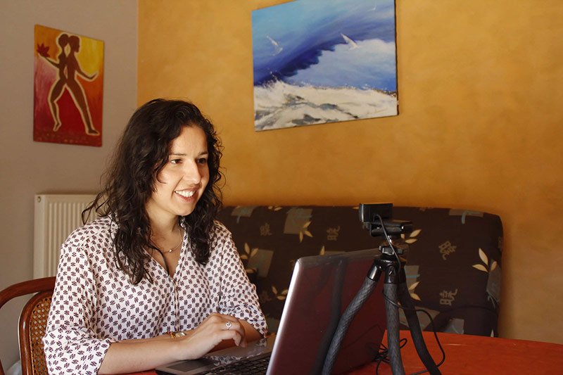 6e-conseil-trouver-un-mentor-espagnol femme sur ordinateur cherchant à parler espagnol