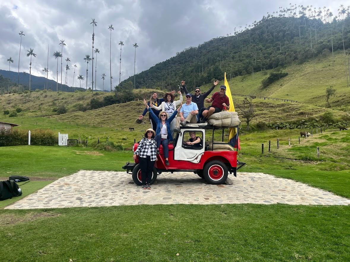 photo séjour linguistique pour apprendre l'espagnol en colombie Voiture avec des personnes dans un paysage en Colombie