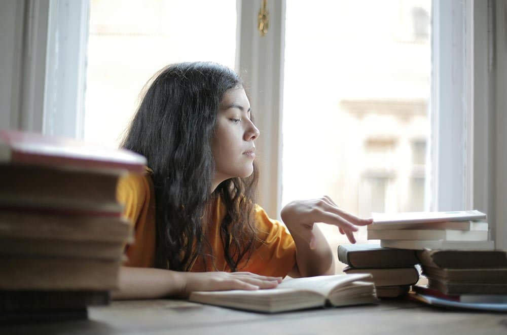 etudiante avec livres étudiante avec livres
