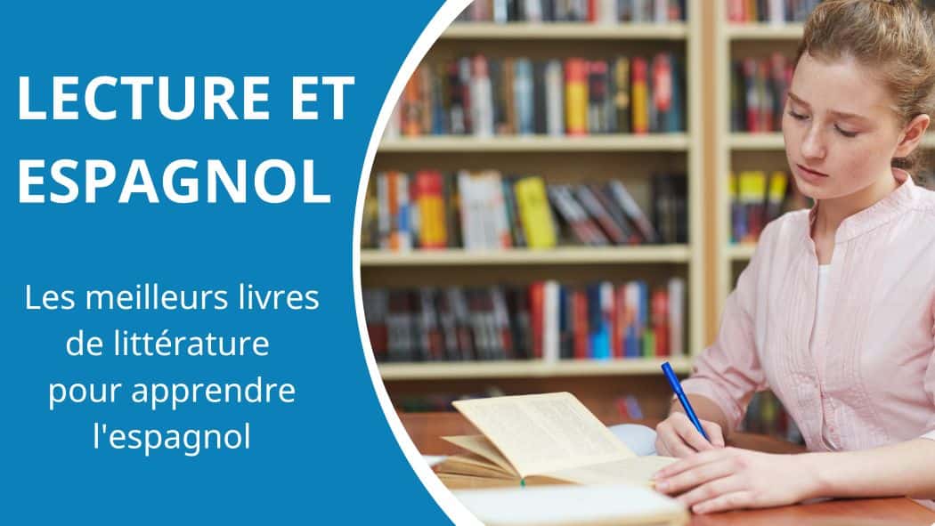 étudiante dans une bibliothèque copiant les pages d'un livre