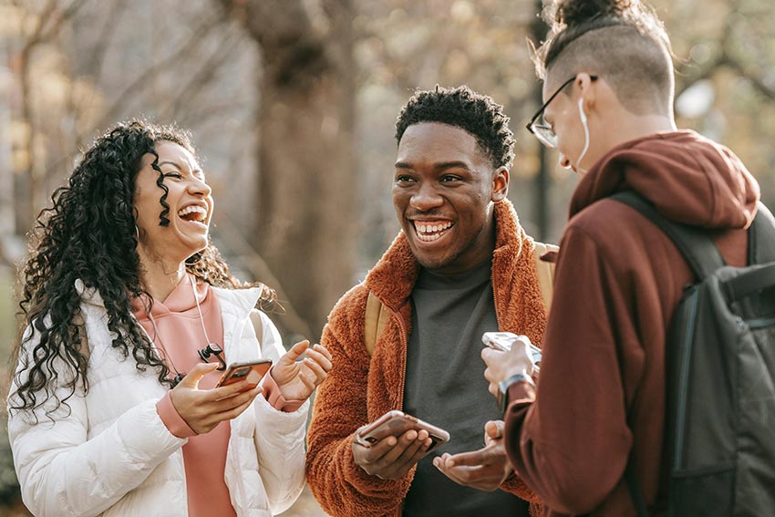 conversation-jeunes jeunes personnes qui discutent