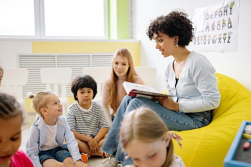 ecole-classe-prof-et-enfants schéma tarif expliquant tarifs spéciaux en colombie