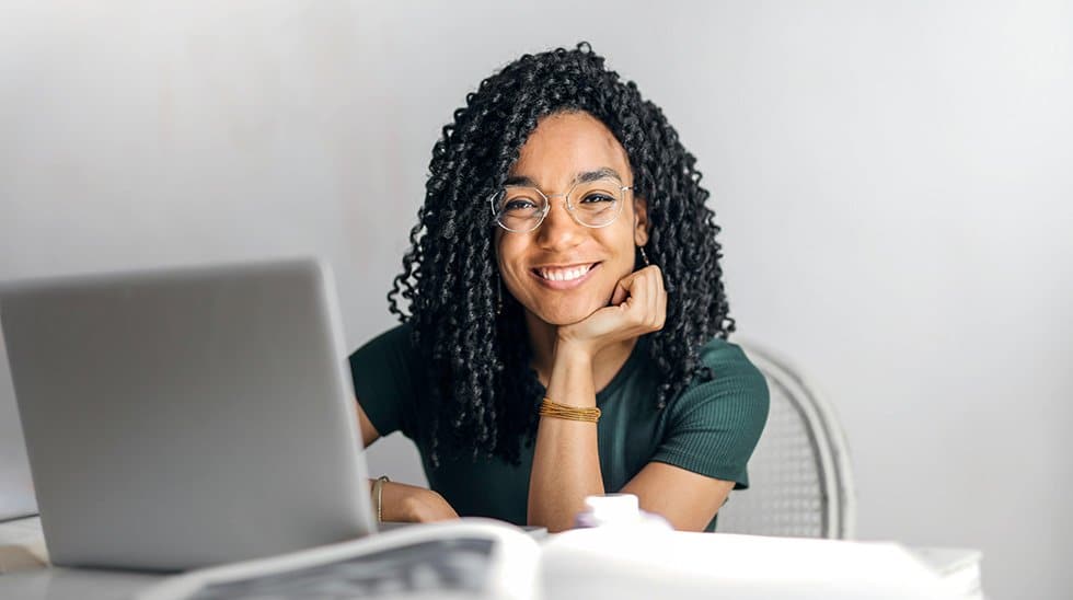femme-etudiante-ordinateur femme travaillant sur ordinateur
