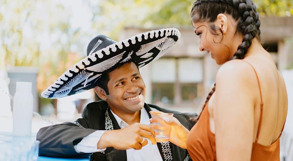 homme latino avec chapeau avec femme latina