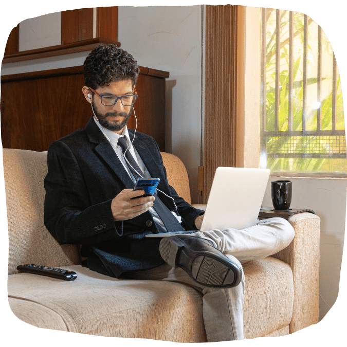 Cours pour apprendre l'espagnol pro Homme d'affaires avec son ordinateur