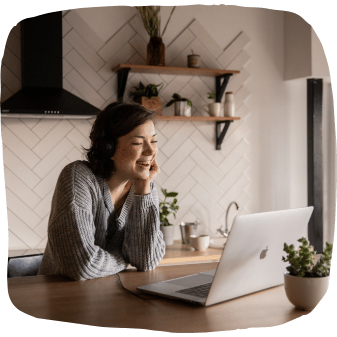 cours particuliers pour parler espagnol visio femme faisant de l'ordinateur dans la nature