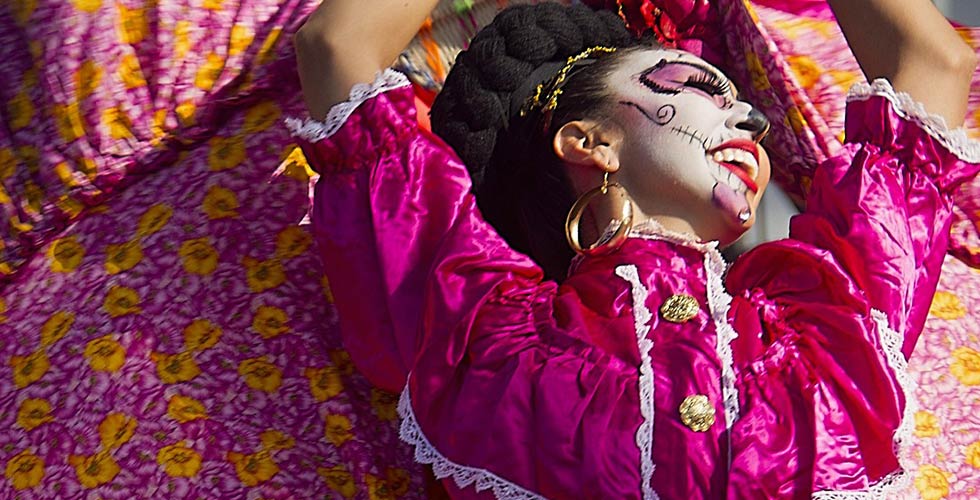 femme-danse-fete-des-morts-mexique femme danse à la fête des morts