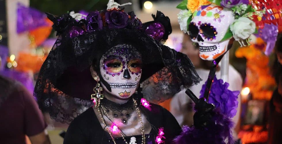 femme-deguisee-fete-des-morts-mexique femme déguisée pendant la fête des morts