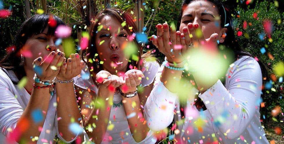 femmes-hispaniques-amies-fete femmes hispaniques amies tendent les mains en fête