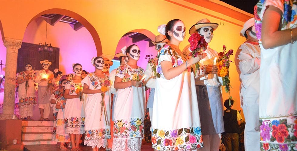 humains-fleurs-fete-des-morts-mexique humains qui défilent avec des fleurs lors de la fête des morts