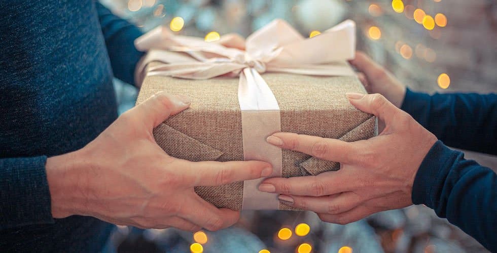 mains-donne-cadeau mains donnent un cadeau dans une autre main