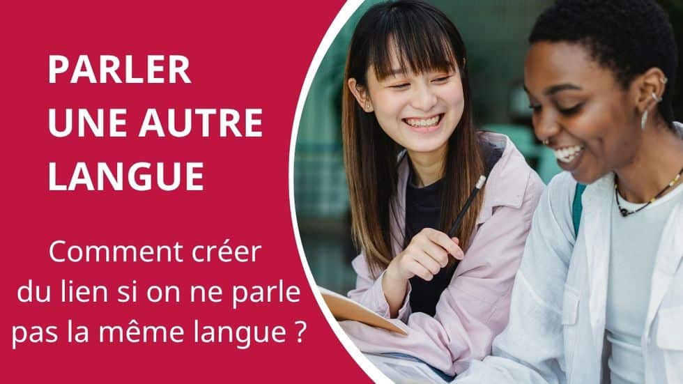 Deux jeunes filles communiquent ensemble avec crayon et cahier